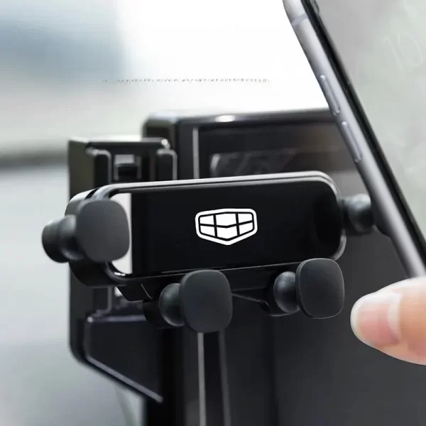 מתקן יחודי לטלפון המתחבר על גבי מסך המולטימדיה של הגילי. Geometric Car Phone Holder